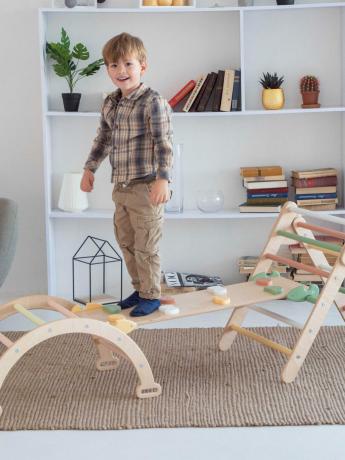 Montessori plezalna telovadnica iz Wood and Hearts